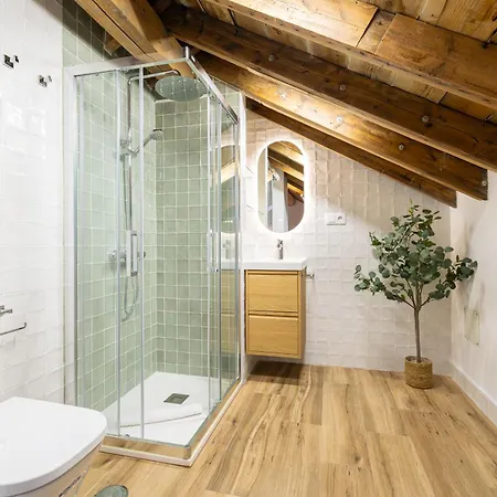 Modern Duplex Courtyard -2bedrooms 2baths Apartment *