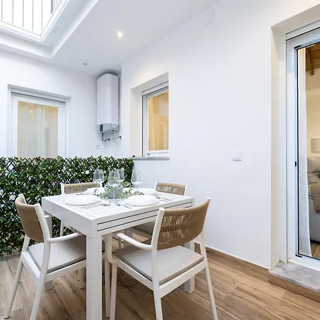 Modern Duplex Courtyard -2bedrooms 2baths